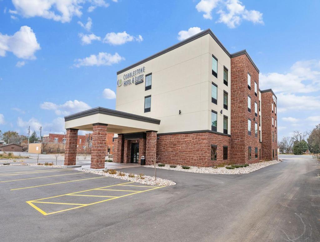 Cobblestone Hotel & Suites - Mosinee Exterior photo